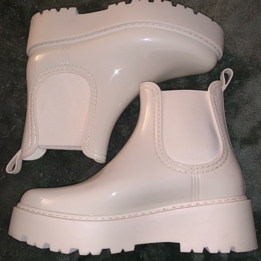 Shiny Bone Madden Girl Platform Ankle Boots. Size 9. Wide Feet Friendly.